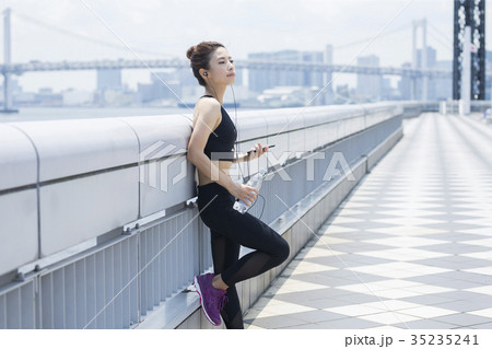 音楽を聞くスポーツウェアの女性 音楽を聞くスポーツウェアの女性 35235241