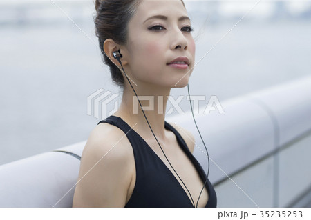 音楽を聞くスポーツウェアの女性 35235253