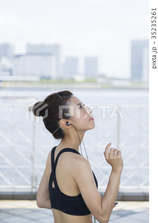 音楽を聞くスポーツウェアの女性 35235261