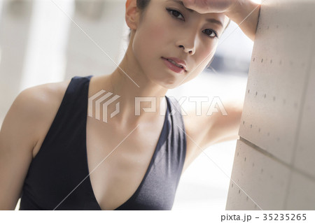 スポーツウェアの女性 35235265
