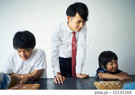 子供に将棋を教える男性 子供に将棋を教える男性 35235266