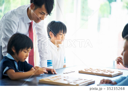 子供に将棋を教える男性 35235268
