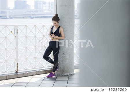 音楽を聞くスポーツウェアの女性 35235269