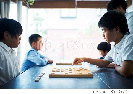 将棋を指す男の子 将棋を指す男の子 35235272