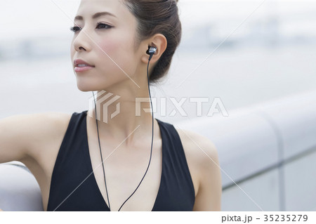音楽を聞くスポーツウェアの女性 35235279