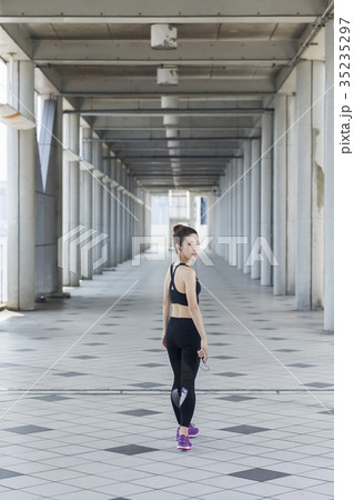 スポーツウェアの女性 35235297
