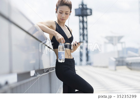 音楽を聞くスポーツウェアの女性 35235299