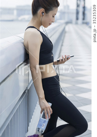 音楽を聞くスポーツウェアの女性 35235309