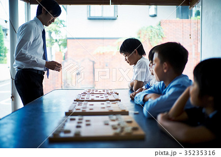 将棋の勉強をする男の子 将棋の勉強をする男の子 35235316