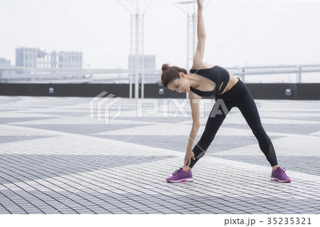 ヨガをする女性 35235321