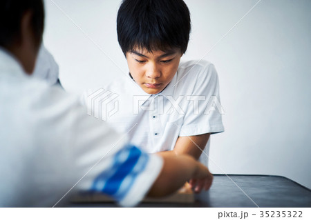 将棋を指す男の子 35235322