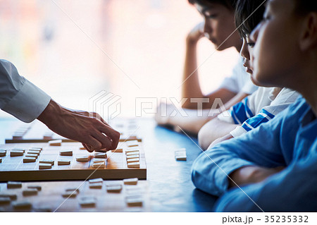将棋の勉強をする男の子 将棋の勉強をする男の子 35235332