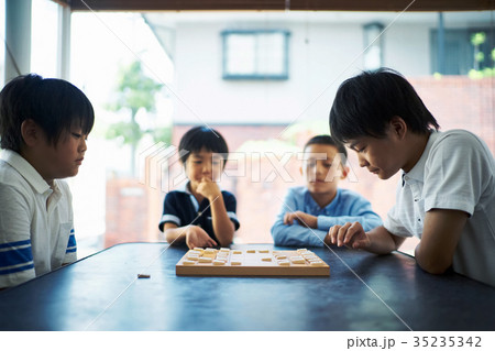 将棋を指す男の子 将棋を指す男の子 35235342