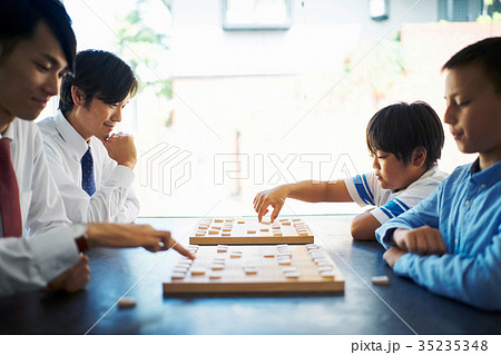 将棋の勉強をする男の子 35235348