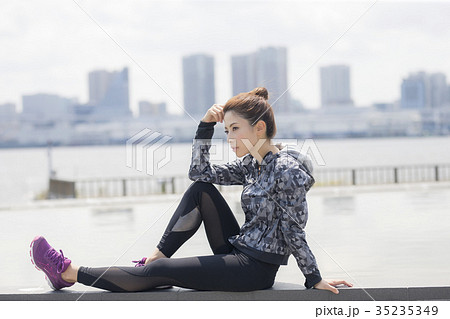 スポーツウェアの女性 スポーツウェアの女性 35235349