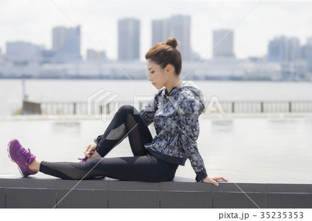 スポーツウェアの女性 スポーツウェアの女性 35235353