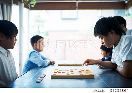 将棋を指す男の子 35235364