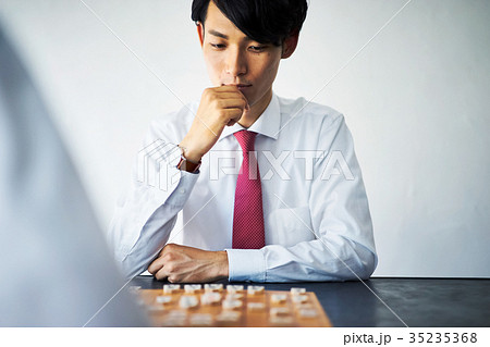 将棋を指す男性 35235368