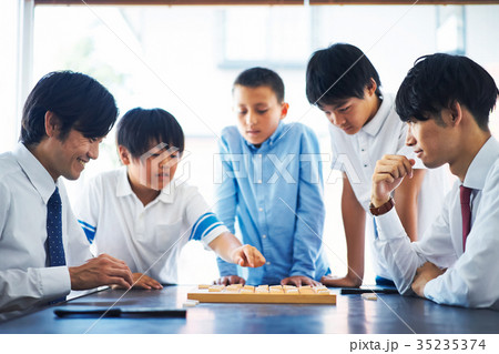 将棋の勉強をする男の子 35235374
