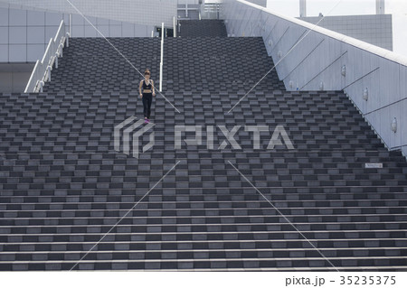 スポーツウェアの女性 35235375