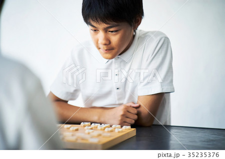 将棋を指す男の子 35235376