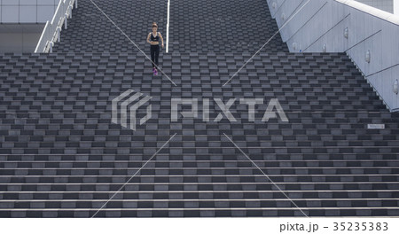 ランニングをする女性 35235383