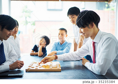 将棋を指す男性 将棋を指す男性 35235384