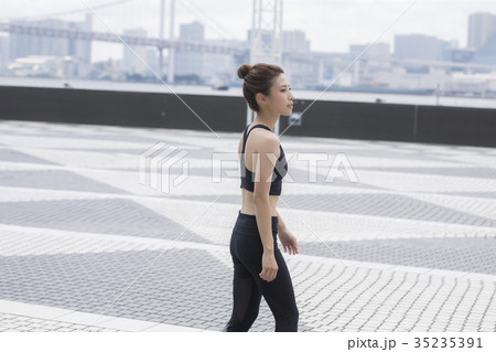 スポーツウェアの女性 35235391