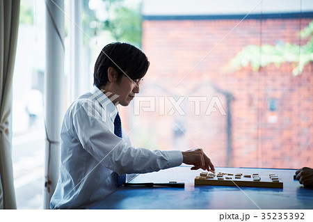 将棋を指す男性 35235392