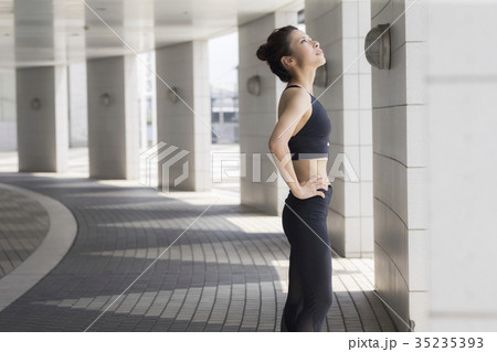 スポーツウェアの女性 35235393