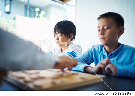 将棋の勉強をする男の子 将棋の勉強をする男の子 35235398
