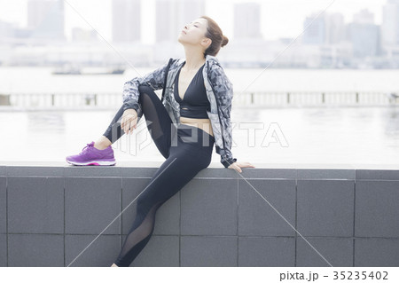 スポーツウェアの女性 スポーツウェアの女性 35235402