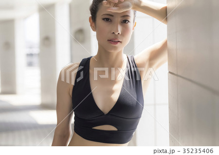スポーツウェアの女性 35235406