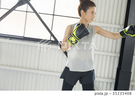 ボクシングをする女性 35235408