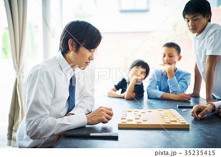 将棋を指す男性 35235415