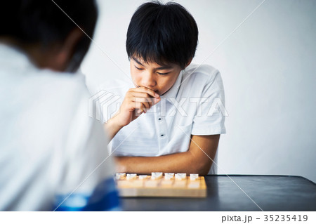 将棋を指す男の子 35235419