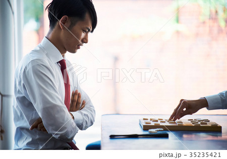 将棋を指す男性 35235421