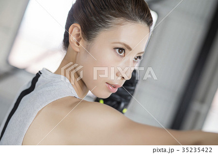 ボクシングをする女性 35235422