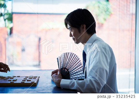 将棋を指す男性 35235425