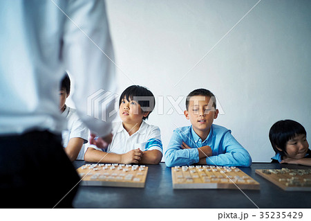 将棋の勉強をする男の子 35235429