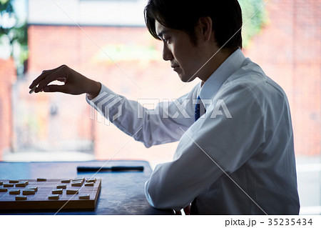 将棋を指す男性 将棋を指す男性 35235434