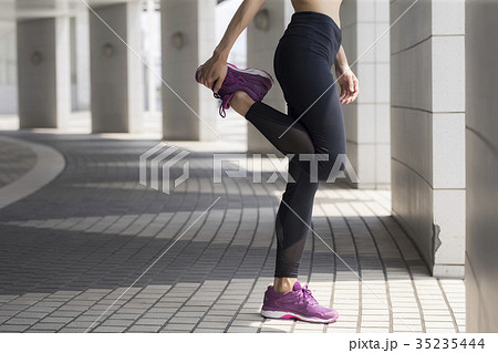 ストレッチをする女性 ストレッチをする女性 35235444