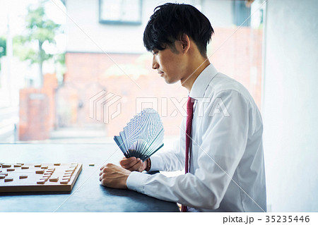 将棋を指す男性 35235446