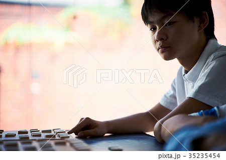 将棋を指す男の子 将棋を指す男の子 35235454