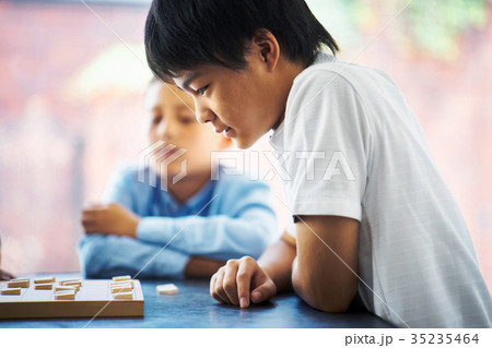 将棋を指す男の子 35235464