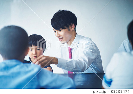 子供に将棋を教える男性 35235474