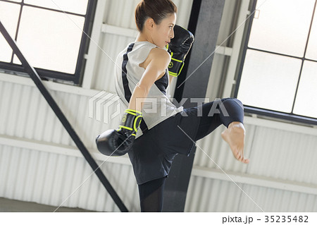 キックボクシングをする女性 35235482