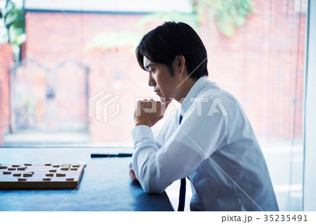 将棋を指す男性 将棋を指す男性 35235491