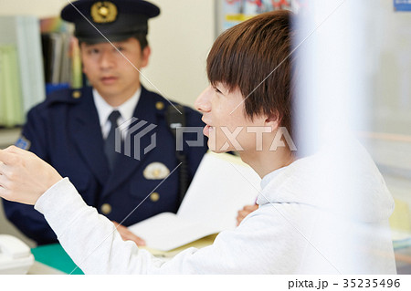 交番で話す男性 交番で話す男性 35235496