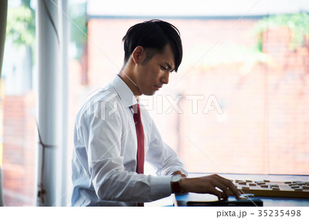 将棋を指す男性 35235498
